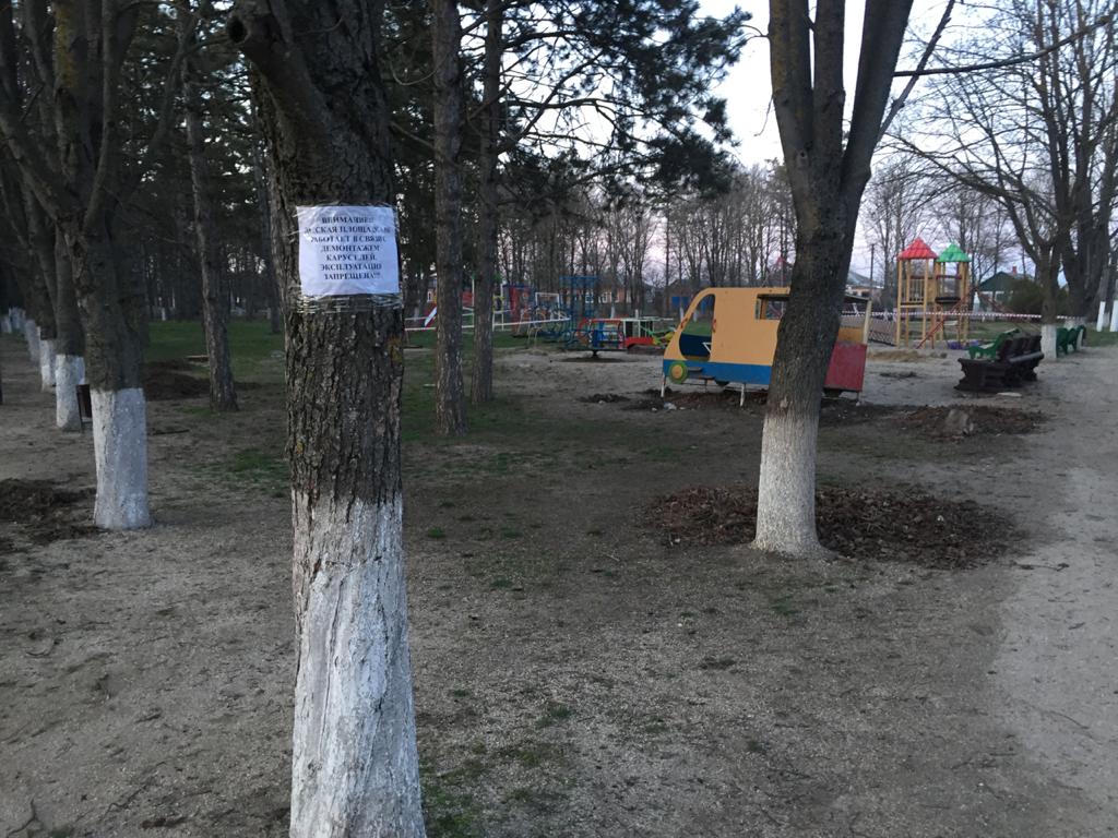 Детская площадка не работает всвязи с демонтажем каруселей. Эксплуатация запрещена!!!