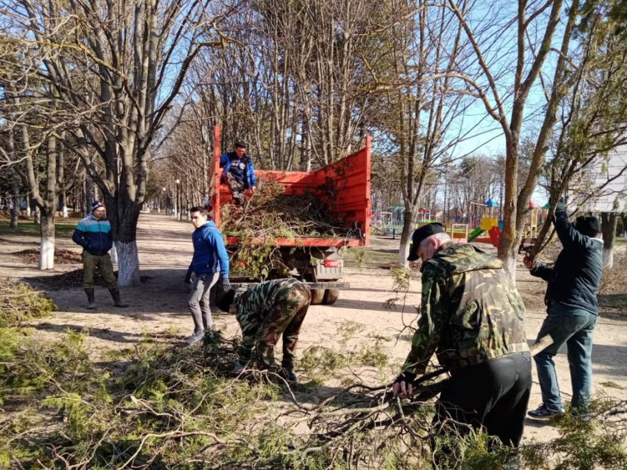 В станице Копанской продолжаются работы по реконструкции парка