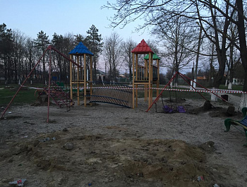Детская площадка не работает всвязи с демонтажем каруселей. Эксплуатация запрещена!!!