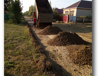 Жители ст. Копанской поддерживают инициативу администрации поселения и участвуют в ремонте тротуаров перед своими домовладениями